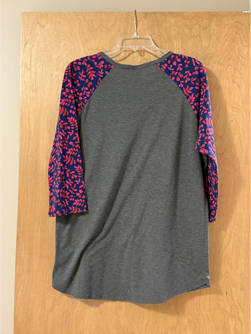 NWOT LuLaRoe Randy Baseball Raglan Tee Charcoal Gray Pink Leaf Print Sleeves 2XL - Picture 2 of 6